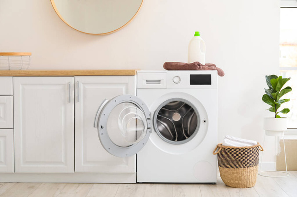 Interior da cozinha com máquina de lavar roupa moderna - Foto, Imagem