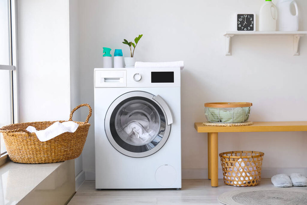 Інтер'єр ванної кімнати з сучасною пральною машиною
 - Фото, зображення