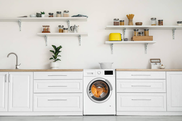 Innenraum der Küche mit moderner Waschmaschine - Foto, Bild