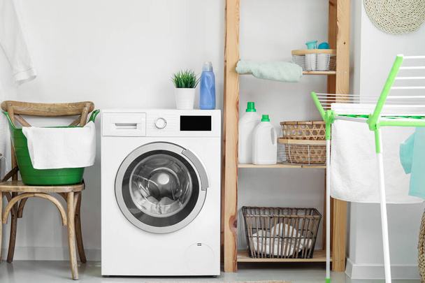 Máquina de lavar roupa moderna no banheiro - Foto, Imagem