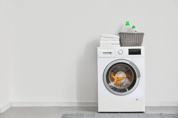 ライトウォールの近くに洗濯機付きのモダンな洗濯機 - 写真・画像