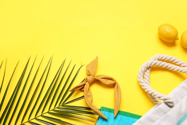 Composición con accesorios de playa y hoja de palma sobre fondo de color - Foto, Imagen