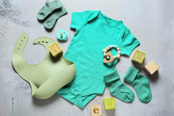 Vêtements, jouets et accessoires pour bébés sur fond clair - Photo, image