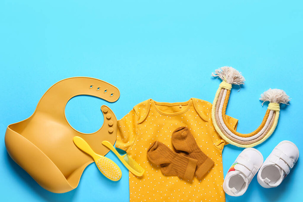 Ropa de bebé, zapatos, juguetes y accesorios sobre fondo de color - Foto, Imagen