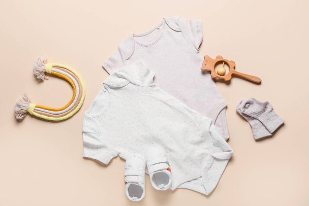 Bebek kıyafetleri, ayakkabılar ve oyuncaklar - Fotoğraf, Görsel
