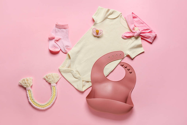 Детская одежда, игрушки и аксессуары на цветном фоне - Фото, изображение