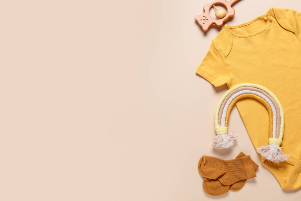 Baby kleding en speelgoed op kleur achtergrond - Foto, afbeelding