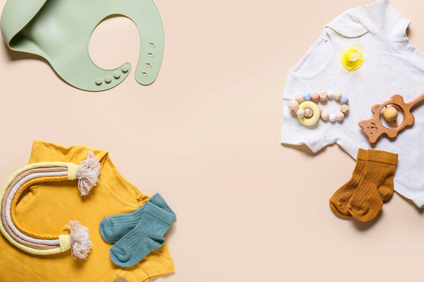Ubrania dla niemowląt, zabawki i akcesoria na tle koloru - Zdjęcie, obraz