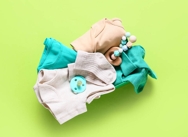 赤ちゃんの服、ペースメーカーと色の背景に歯を持つボックス - 写真・画像
