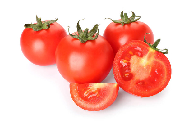 Tomates fraîches mûres sur fond blanc - Photo, image