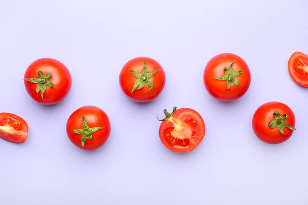 Pomodori freschi maturi su sfondo di colore - Foto, immagini