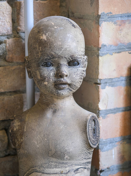 zničená a opuštěná panenka bez vlasů. Kvalitní fotografie - Fotografie, Obrázek
