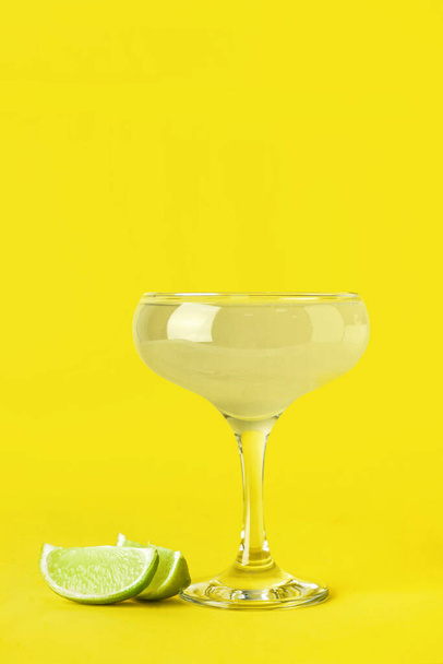 Copa con sabroso cóctel daiquiri sobre fondo de color - Foto, imagen