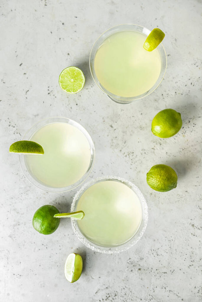 Gläser mit leckerem Daiquiri-Cocktail auf hellem Hintergrund - Foto, Bild