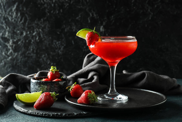 Bicchiere di cocktail di daiquiri alla fragola e bacche su sfondo scuro - Foto, immagini