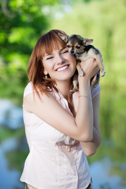 rudowłosa kobieta o mały pies - Zdjęcie, obraz
