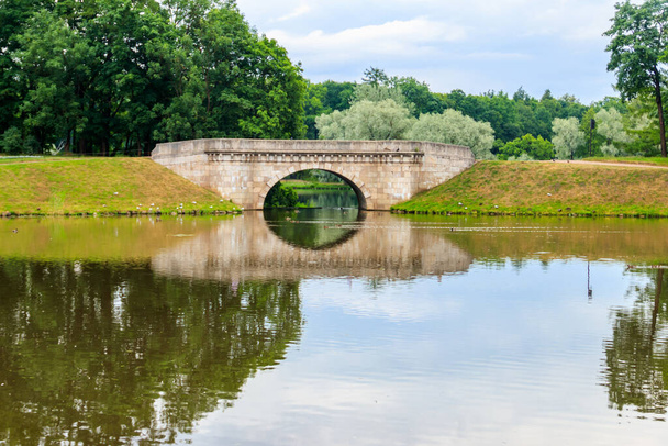 Ponte em arco de pedra através de um lago em Gatchina, Rússia - Foto, Imagem