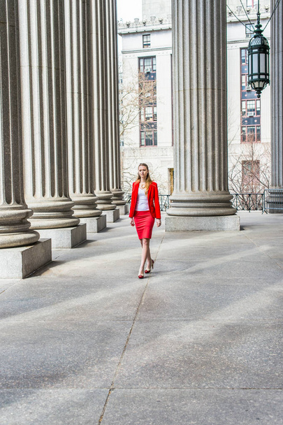 キャンパスを歩く大学生。白い下着、赤いブレザー、明るい赤いスカート、若い十代の女の子の服を着てオフィスビルの外を歩いている - 写真・画像