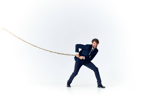 бизнесмен в костюме тянет веревку эмоций студии - Фото, изображение