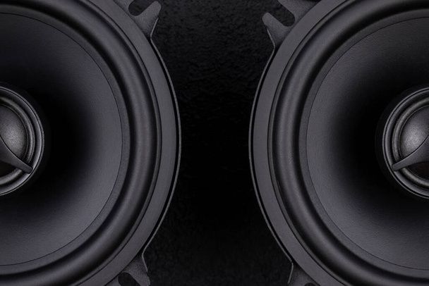 Stylowe samochód audio akustyczne okrągłe głośniki na ciemnym czarnym tle zbliżenie - Zdjęcie, obraz