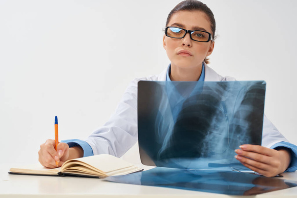 naislääkäri valkoisessa takissa röntgendiagnostiikka - Valokuva, kuva