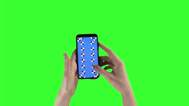 Γυναίκα κατέχει smartphone από δύο χέρια και συρόμενες σελίδες με φόντο chroma κλειδί - Πλάνα, βίντεο