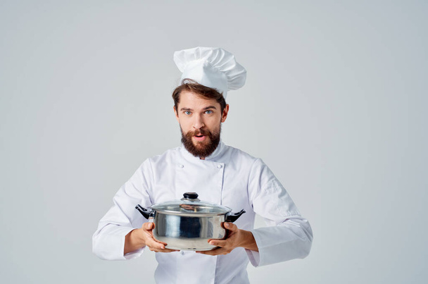 chef masculino barbudo con cacerola en las manos en la cocina  - Foto, Imagen