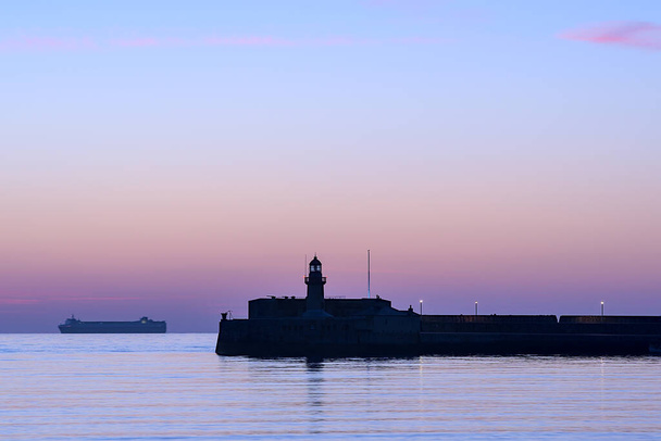 Espetacular vista matinal do farol do East Pier do famoso porto de Dun Laoghaire durante a hora azul antes do nascer do sol, Dublin, Irlanda. Marinho temático. Roxo cores da manhã - Foto, Imagem