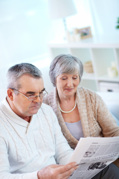 Couple of pensioners reading newspaper - Foto, Bild