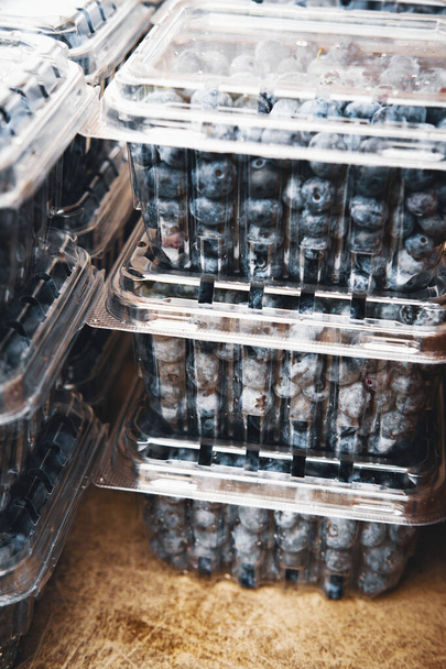 Mirtilli freschi biologici in contenitori di plastica al mercato agricolo locale - Foto, immagini