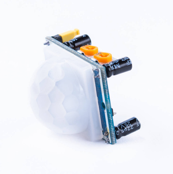 Détail du capteur de mouvement électronique pour arduino isolé sur fond blanc. - Photo, image