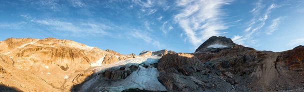 ロッキー山脈の鮮やかなカラフルな氷河湖の景色 - 写真・画像