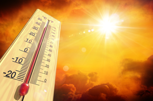Hitzewelle mit warmem Thermometer und Feuer - globale Erwärmung und extremes Klima - Umweltkatastrophe - 3D-Rendering enthalten - Foto, Bild