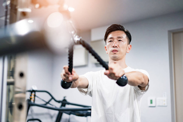 De mediana edad asiático hombre entrenamiento en el gimnasio - Foto, Imagen