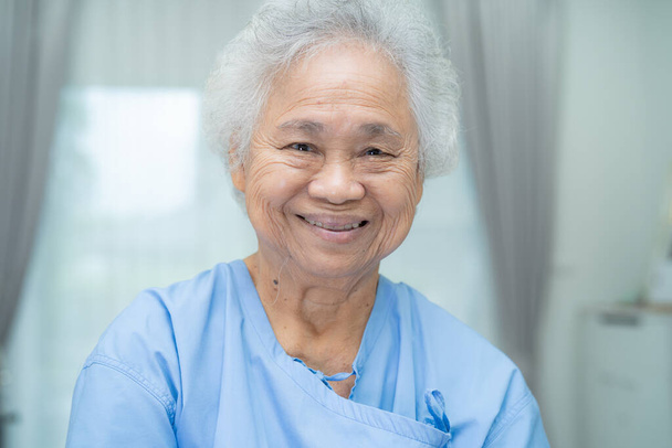 Azjatycki starszy lub starszy starsza pani pacjentka uśmiech jasny twarz siedząc na łóżku w szpitalu pielęgniarskim oddział, zdrowe silnej koncepcji medycznej. - Zdjęcie, obraz