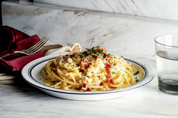 Kremowa kuchnia włoska spaghetti alla carbonara z bekonem kukurydzianym i szczypiorkiem - Zdjęcie, obraz