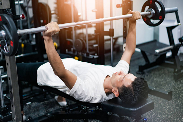 Moyen âge asiatique homme formation dans la salle de gym - Photo, image