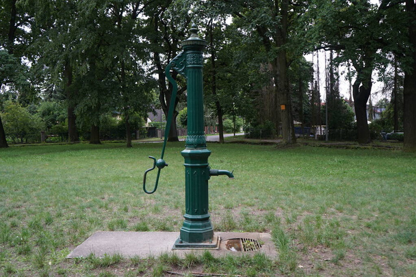 公園内の古い水柱。ドイツ・ベルリン   - 写真・画像