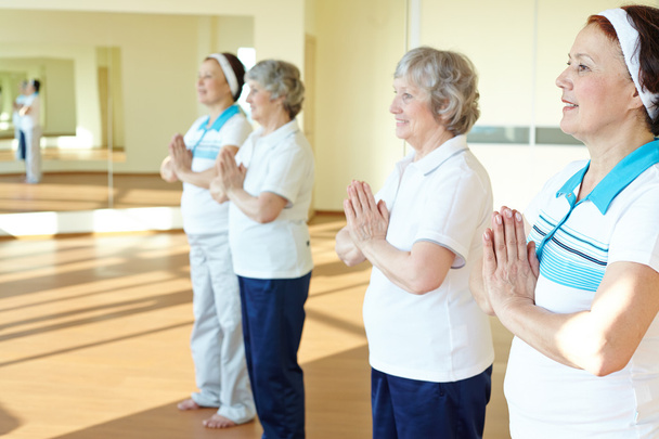 wieku kobiet robi ćwiczenia jogi - Zdjęcie, obraz