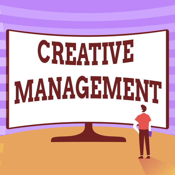 Текстовый знак, показывающий Creative Management. Бизнес-презентация Управление навыками творческого мышления и мыслительным процессом Человек, стоящий перед огромной витриной. - Фото, изображение