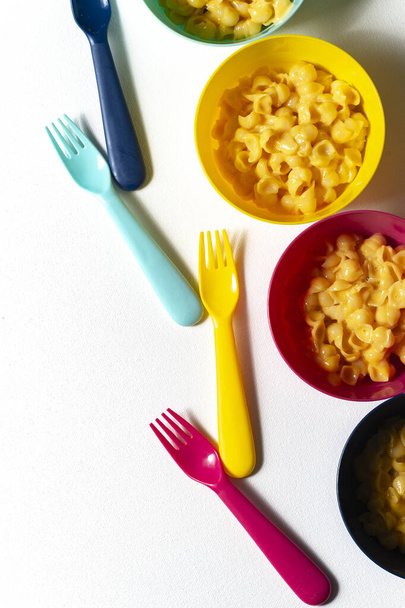 Leuke minimalistische kinderen macaroni en kaas ontwerp  - Foto, afbeelding