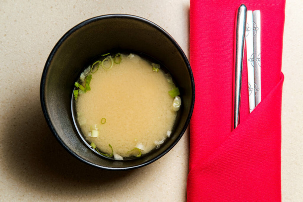 柔らかい豆腐と海苔のお味噌汁 - 写真・画像