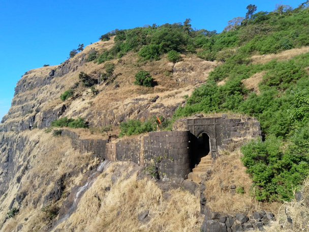 Raigadin linnoitus oli Chhatrapati Shivaji Maharajin pääkaupunki, kukkulalinnoitus, jossa hänet kruunattiin (1674 jKr.) ja jossa hän kuoli (1680jKr.). - Valokuva, kuva