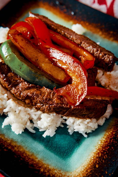 Top kulatý steak se smíšenou paprikou podávaný nad bílou rýží - Fotografie, Obrázek