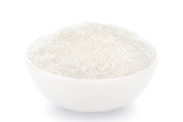 Primer plano del cristal blanco de azúcar (fructosa-sacarosa) en un recipiente de cerámica blanca sobre fondo blanco - Foto, imagen