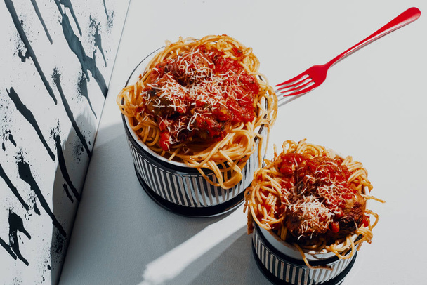 İtalyan spagettisi ve marinara soslu köfte. Soyut boya damlası arkaplan desenli. - Fotoğraf, Görsel