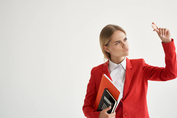 alegre mujer de negocios chaqueta roja economía criptomoneda tecnología - Foto, Imagen