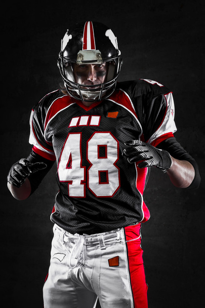 Amerikai futball játékos sötét háttér - Fotó, kép
