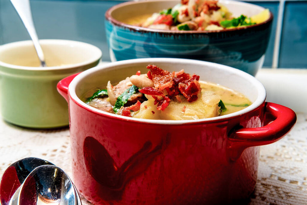 Kiełbasa i jarmuż zuppa toscana włoska kremowa zupa ziemniaczana - Zdjęcie, obraz