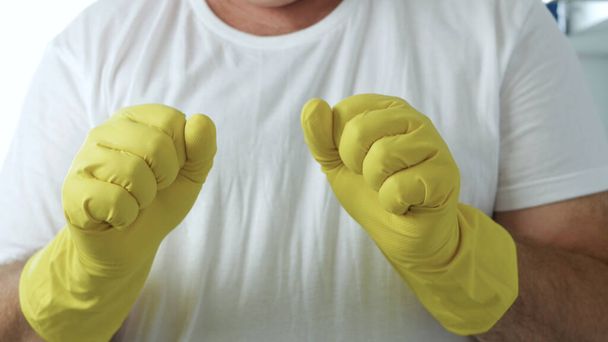 Zbliżenie Obraz z osobą Ręce noszące ochronny żółty Rękawice domowe używane w kuchni Cleanse - Zdjęcie, obraz